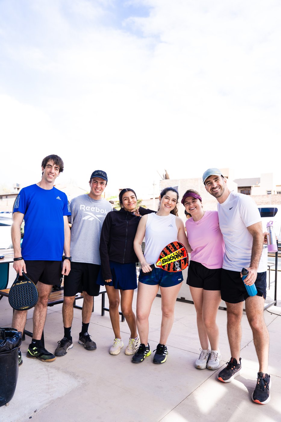 Jugadores de pádel de Sprinters con sus paletas