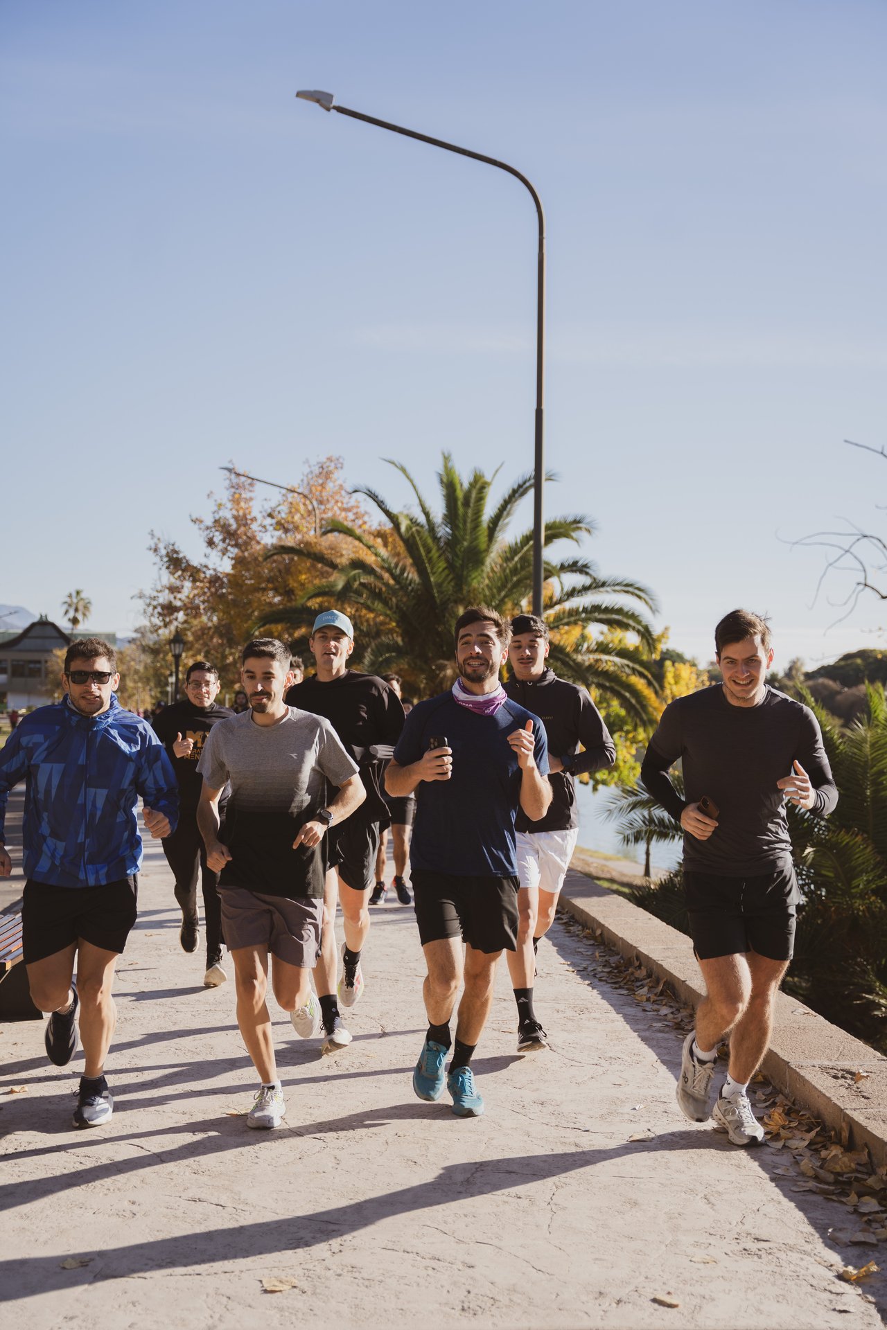 Sprinters corriendo junto al lago