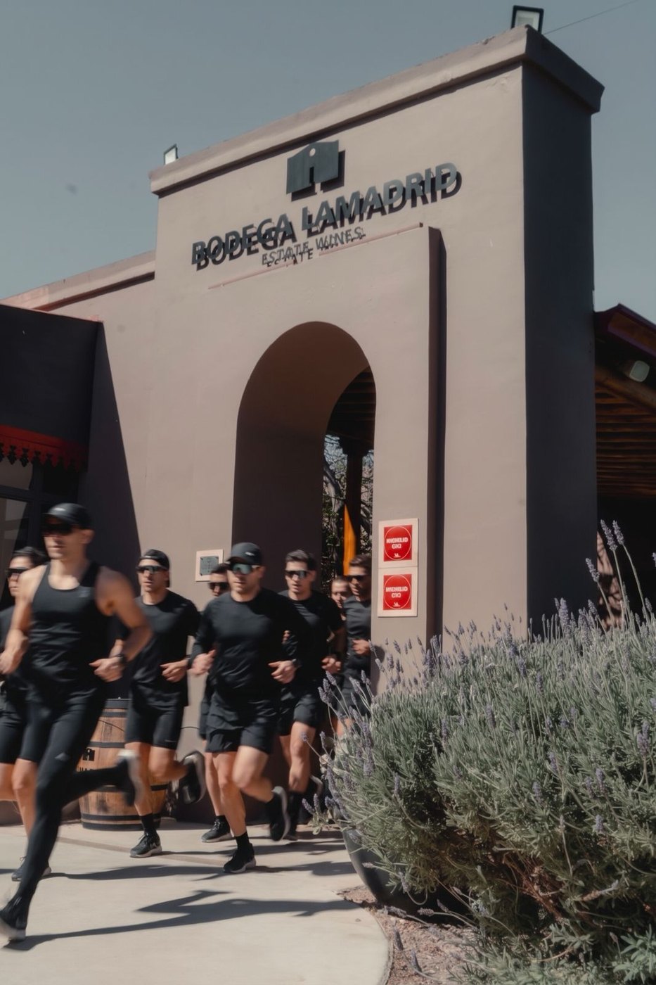 Sprinters saliendo a correr desde la entrada de Bodega Lamadrid