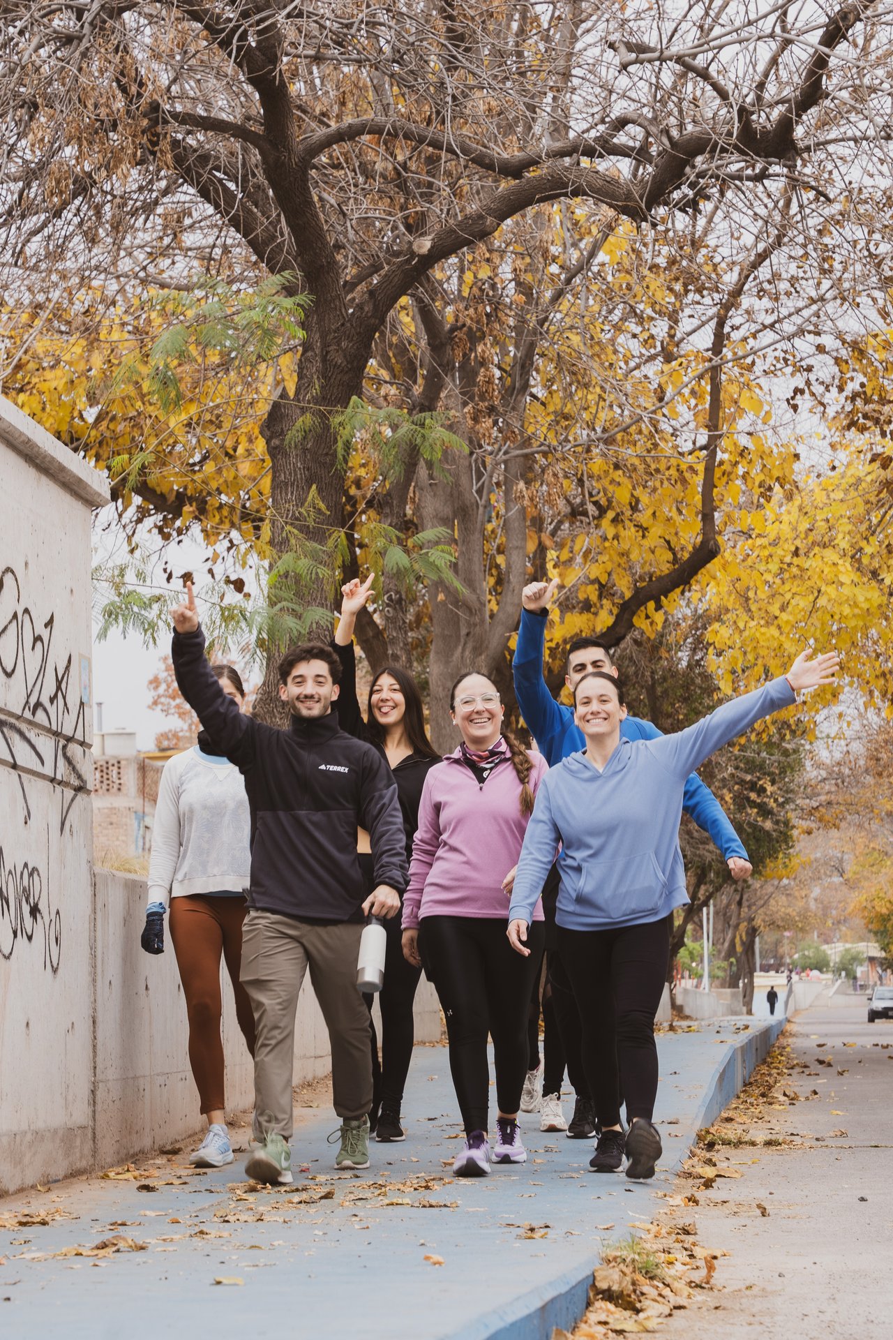 Grupo de Sprinters en la calle, saludando