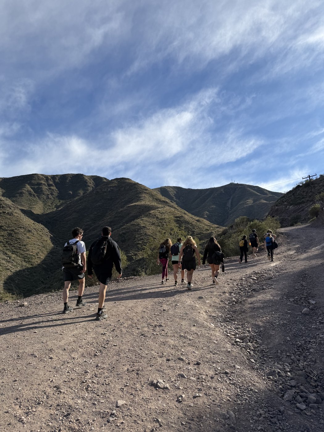 Sprinters subiendo un sendero de montaña