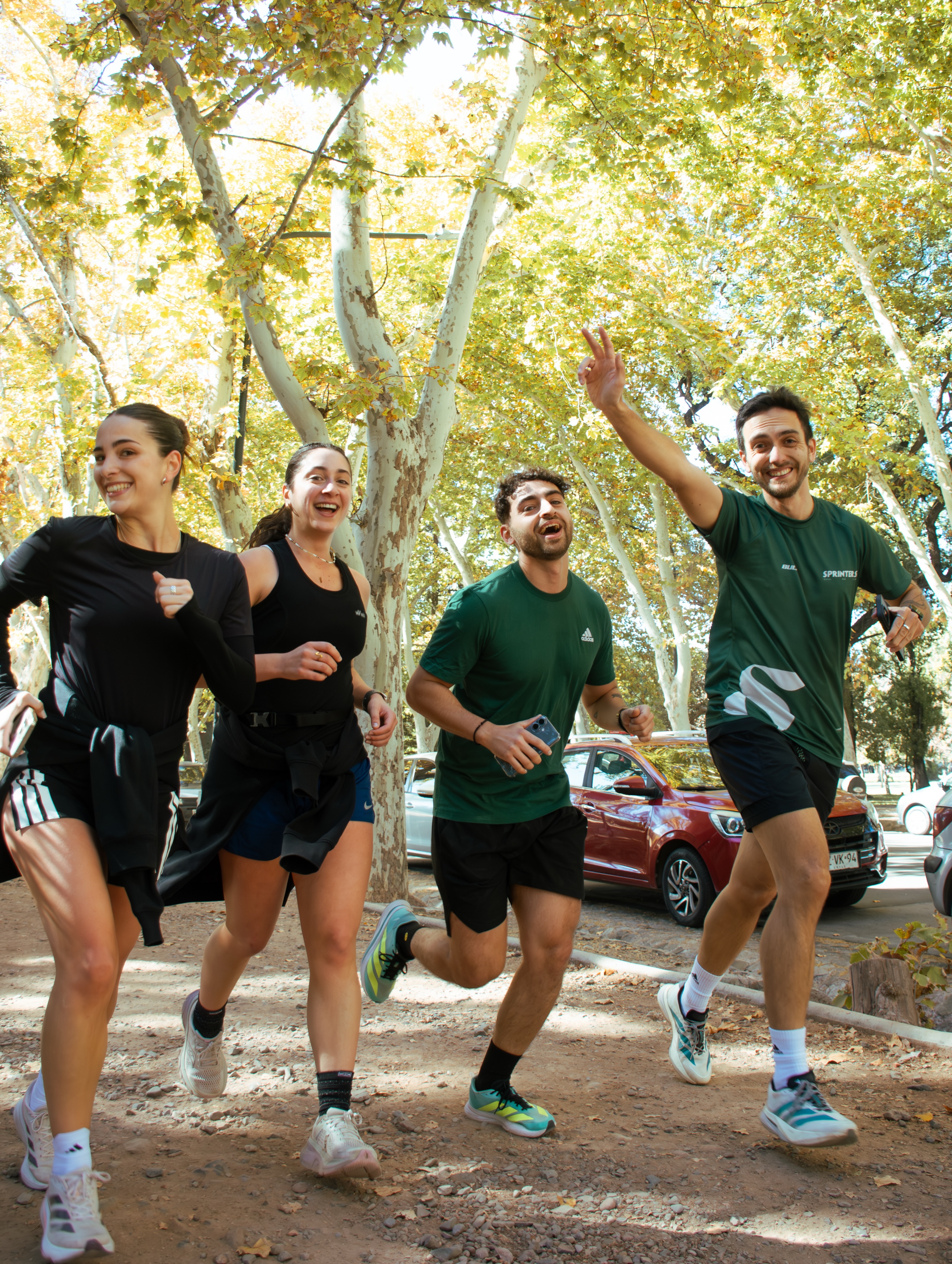 Corredores del Running Team entrenando en el parque
